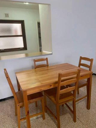 Mesa y 4 sillas de madera de  Ikea