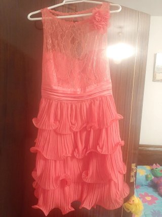 Vestido coral con volantes y transparencias