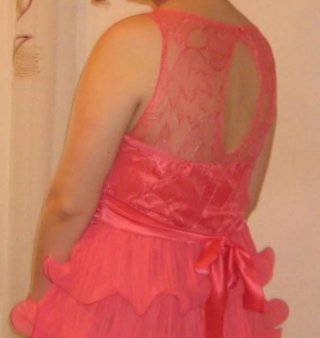 Vestido coral con volantes y transparencias