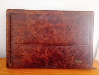 Cartera de piel marrón