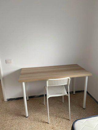 Escritorio Ikea y Silla Blanca