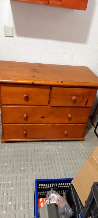 Cómoda de madera de pino