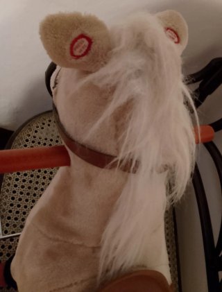Caballo balancín con ruedas, tiene sonido.