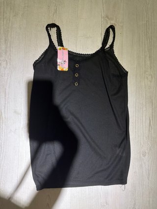 Camiseta negra con etiqueta
