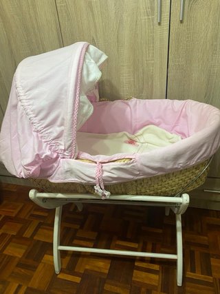 Capazo mimbre bebé rosa con funda