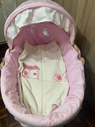 Capazo mimbre bebé rosa con funda