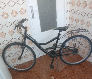 Bicicleta negra con portaequipajes