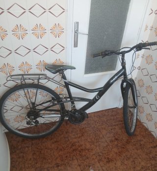 Bicicleta negra con portaequipajes