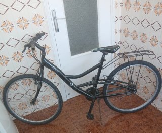 Bicicleta negra con portaequipajes