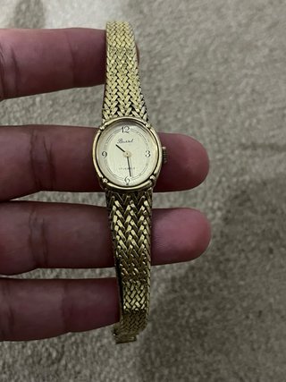 Reloj de pulsera dorado