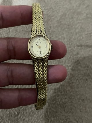 Reloj de pulsera dorado
