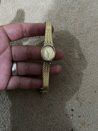 Reloj de pulsera dorado