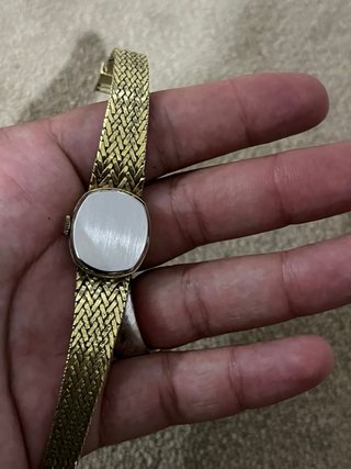 Reloj de pulsera dorado