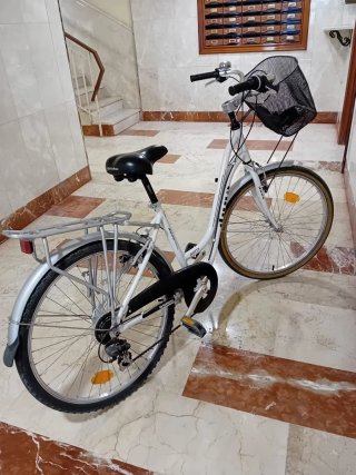 Bicicleta urbana blanca con cesta