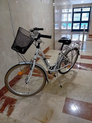 Bicicleta urbana blanca con cesta