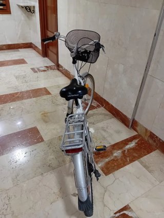 Bicicleta urbana blanca con cesta
