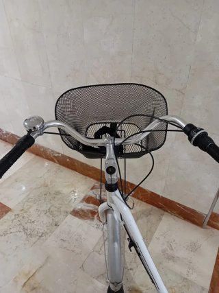 Bicicleta urbana blanca con cesta