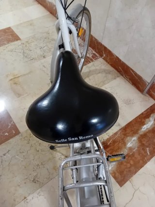 Bicicleta urbana blanca con cesta