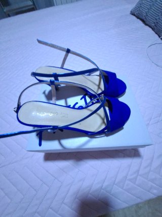 Sandali estivi azzurri con elastico