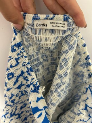 Vestido Bershka flores azul y blanco