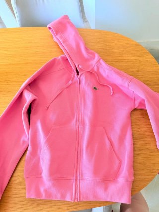 Chaqueta deportiva rosa Lacoste.