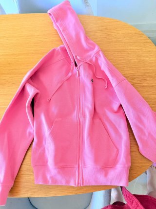 Chaqueta deportiva rosa Lacoste.