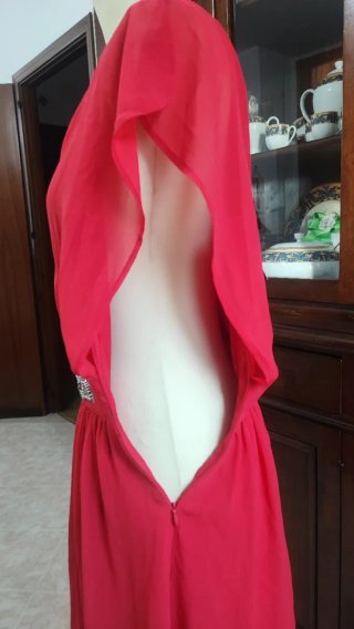 Abito corallo corto con cintura gioiello