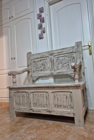 Banco arcón de castaño con tallado
