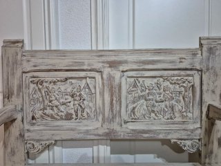 Banco arcón de castaño con tallado