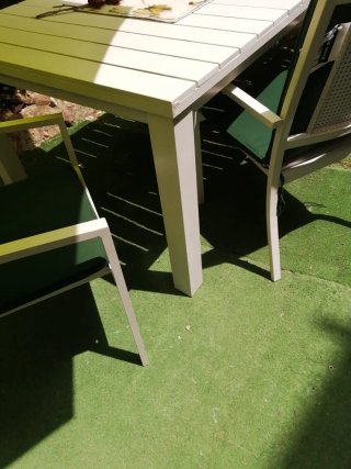 Mesa y sillas de jardín con cojines