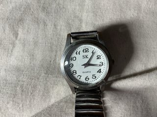 Lote 2 relojes plateados Lotus y SK