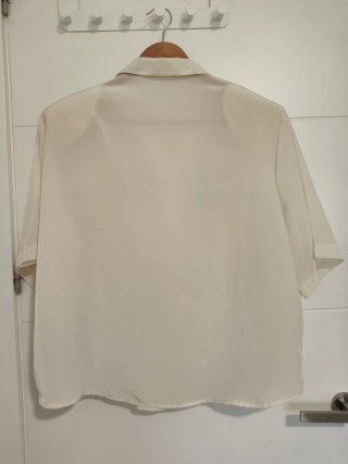 Blusa beige con bordado floral
