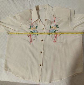 Blusa beige con bordado floral