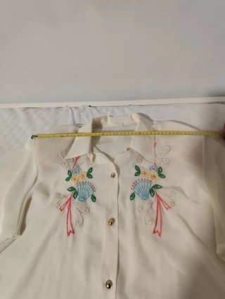 Blusa beige con bordado floral