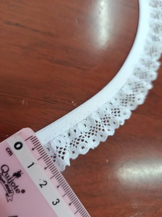 Puntilla con vivo blanco