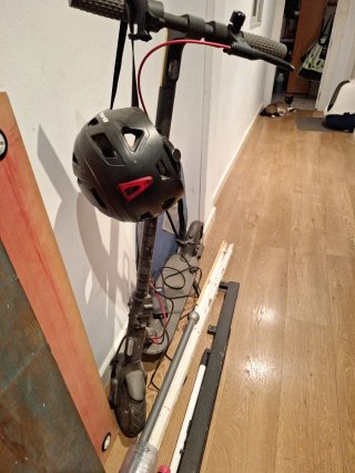 Patinete eléctrico con casco