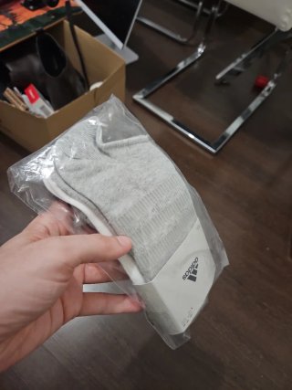 Calcetines Adidas grises sin estrenar