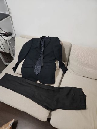 Traje negro con corbata
