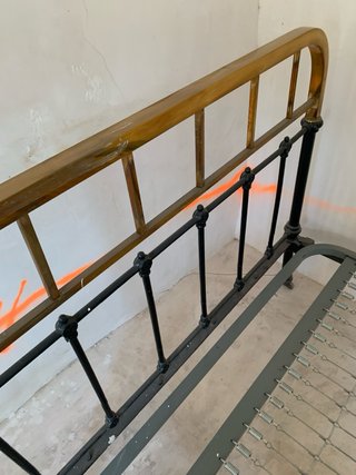 Cama de hierro forjado vintage