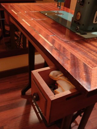 Máquina de coser Alfa con mesa marquetería