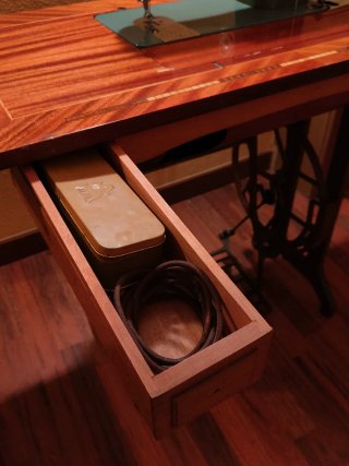 Máquina de coser Alfa con mesa marquetería