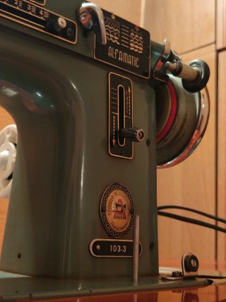 Máquina de coser Alfa con mesa marquetería