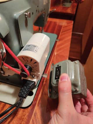 Máquina de coser Alfa con mesa marquetería