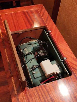 Máquina de coser Alfa con mesa marquetería