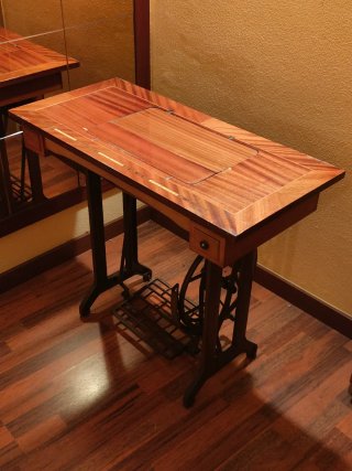 Máquina de coser Alfa con mesa marquetería