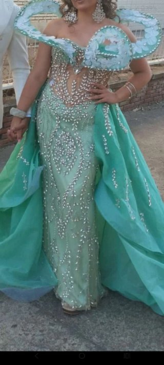Vestido de fiesta con pedrería y cola