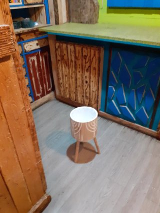 Macetero de madera con diseño