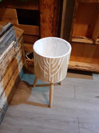 Macetero de madera con diseño