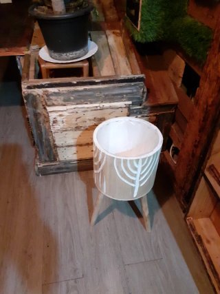 Macetero de madera con diseño