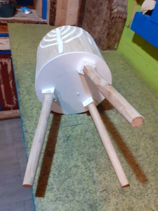 Macetero de madera con diseño